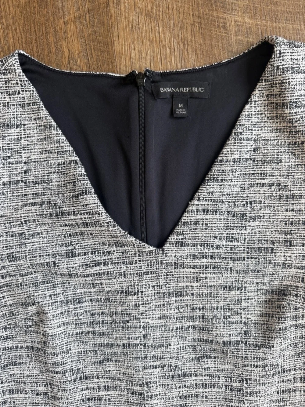 Banana Republic Women’s Classic V-Neck Black and White Sheath Dress Size Medium